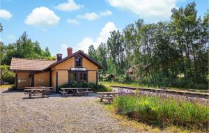 2 Bedroom Cozy Apartment In Järle