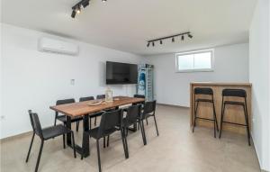 4 Bedroom Stunning Home In Lopar