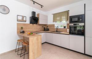 4 Bedroom Stunning Home In Lopar