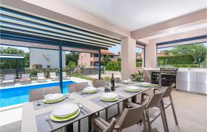 4 Bedroom Amazing Home In Kadumi