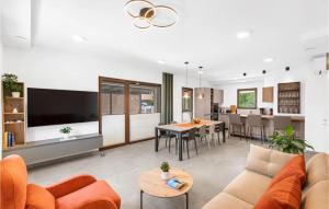 4 Bedroom Amazing Home In Kadumi 