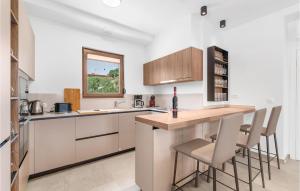 4 Bedroom Amazing Home In Kadumi