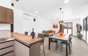 4 Bedroom Amazing Home In Kadumi