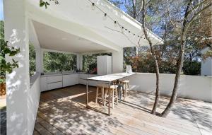 Maisons de vacances Gorgeous Home In St-Bauzille-De-Montmel : photos des chambres