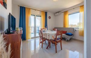Gorgeous Apartment In Pakostane With Wifi 