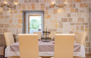 2 Bedroom Beautiful Home In Drinovci 