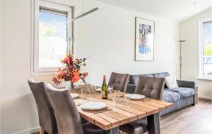 Awesome Home In De Heen With Wifi