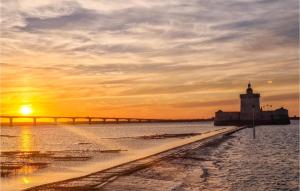 Maisons de vacances Beautiful Home In St-Georges-De-Didonne : photos des chambres