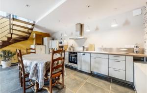 Amazing Home In Lanouee With Wifi