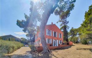 Maisons de vacances 5 Bedroom Beautiful Home In Ouveillan : photos des chambres