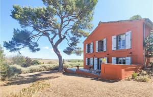Maisons de vacances 5 Bedroom Beautiful Home In Ouveillan : photos des chambres