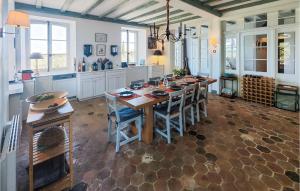 Maisons de vacances 5 Bedroom Beautiful Home In Ouveillan : photos des chambres