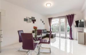 Two-Bedroom Apartment In Podstrana