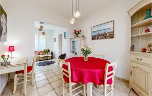 Maisons de vacances 2 Bedroom Gorgeous Home In Royan : photos des chambres