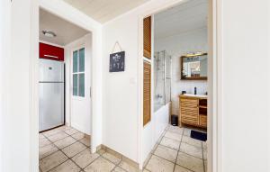 Maisons de vacances 2 Bedroom Gorgeous Home In Royan : photos des chambres