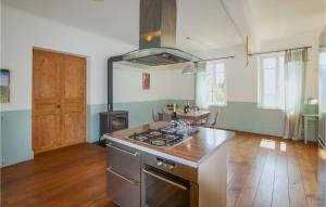 Maisons de vacances Beautiful Home In Die : photos des chambres