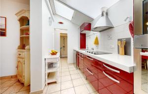 Maisons de vacances 2 Bedroom Gorgeous Home In Royan : photos des chambres