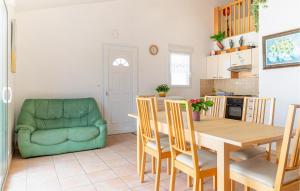 Maisons de vacances Awesome Home In La Faute Sur Mer : photos des chambres