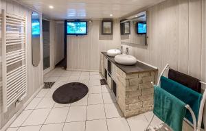 Maisons de vacances 4 Bedroom Awesome Home In Villars : photos des chambres
