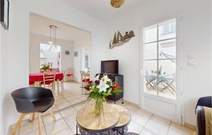 Maisons de vacances 2 Bedroom Gorgeous Home In Royan : photos des chambres