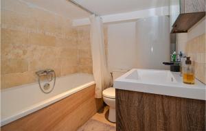Appartements Lovely Apartment In Pujaut With Wifi : Appartement 2 Chambres