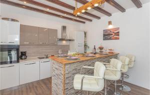 3 Bedroom Beautiful Home In Kaocine - Miljevci 
