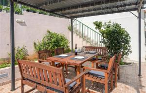 Beautiful Home In Klis With House Sea View 