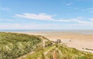 Maisons de vacances Beautiful Home In Creances With Wifi : photos des chambres