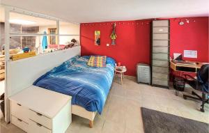 Maisons de vacances Gorgeous Home In Francheville With Wifi : photos des chambres