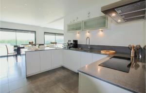 Maisons de vacances Beautiful Home In Montelimar : photos des chambres