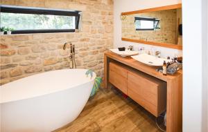 Maisons de vacances Stunning Home In Orange : photos des chambres