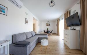 3 Bedroom Beautiful Home In Sutivan