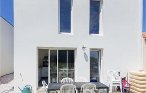 Maisons de vacances Awesome Home In Saint Vincent Sur Jard : photos des chambres