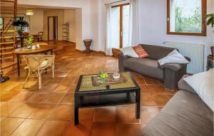 Maisons de vacances Lovely Home In Malataverne : photos des chambres