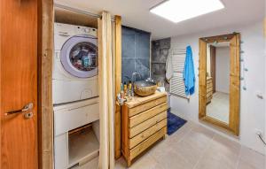 Maisons de vacances Gorgeous Home In Francheville With Wifi : photos des chambres