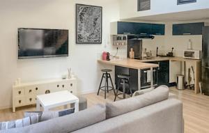 Nice Home In Pernes-Les-Fontaines