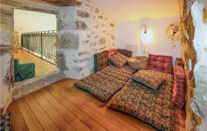 Maisons de vacances Beautiful Home In Banne : photos des chambres