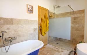 Maisons de vacances Beautiful Home In Banne : photos des chambres