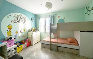 Maisons de vacances Stunning Home In Arles With Wi-Fi : Maison de Vacances 3 Chambres 