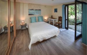 Maisons de vacances 4 Bedroom Amazing Home In Mondragon : photos des chambres