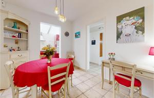 Maisons de vacances 2 Bedroom Gorgeous Home In Royan : photos des chambres