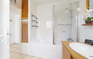 Maisons de vacances 2 Bedroom Gorgeous Home In Royan : Maison de Vacances 2 Chambres