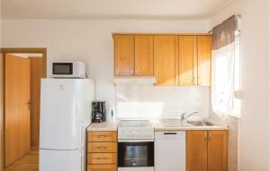 2 Bedroom Awesome Apartment In Makarska 