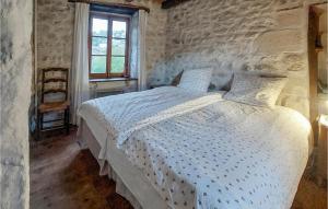 Maisons de vacances 2 Bedroom Amazing Home In Olliergues : photos des chambres