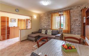 2 Bedroom Stunning Apartment In Fazana 