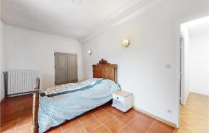 Maisons de vacances 4 Bedroom Gorgeous Home In Parennes : photos des chambres