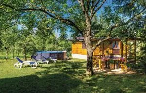 Two-Bedroom Holiday Home In Trosmarija - Trošmarija