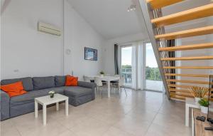 3 Bedroom Stunning Apartment In Peroj 