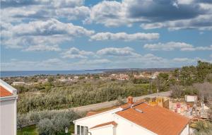 3 Bedroom Stunning Apartment In Peroj 