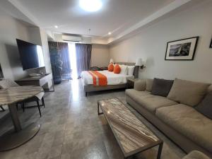 Sheryll Escapes - 1109, Phase 2 La Grande, breezy, hotel amenities!